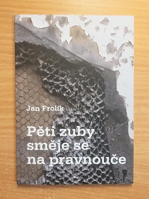 Pěti zuby směje se na pravnouče