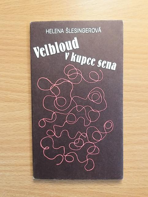 Velbloud v kupce sena