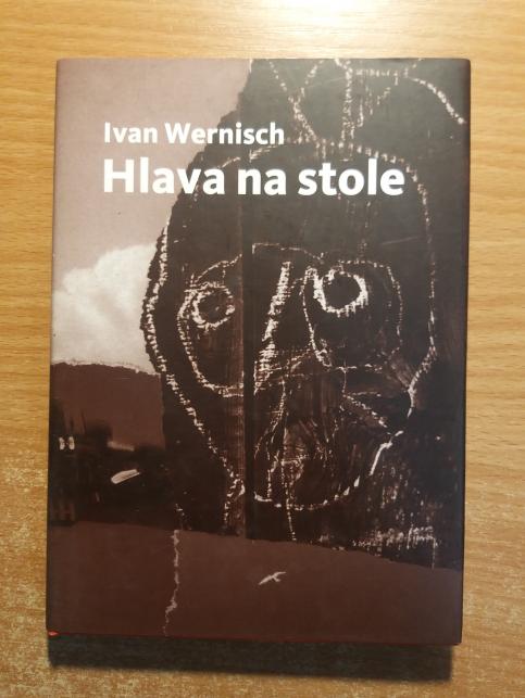 Hlava na stole