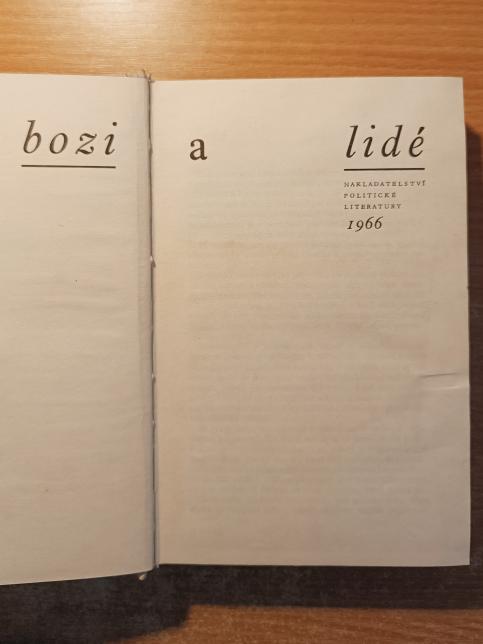 Bozi a lidé