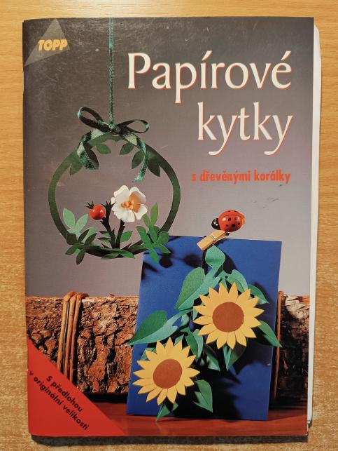 Papírové kytky s dřevěnýmí korálky